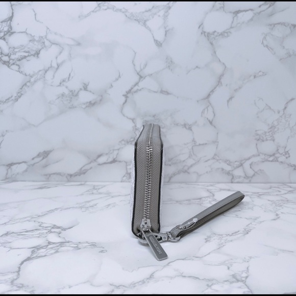 Michael Kors Large Zip Wallet - Picture 2 of 7